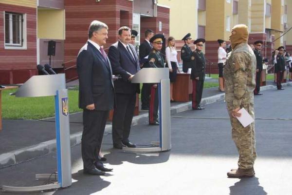 Сотрудники СБУ получили ключи от новых квартир из рук Президента Украины