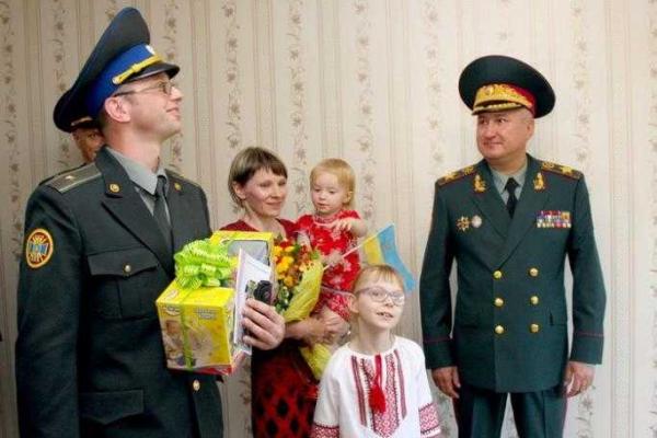 Сотрудники СБУ получили ключи от новых квартир из рук Президента Украины