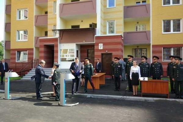 Сотрудники СБУ получили ключи от новых квартир из рук Президента Украины