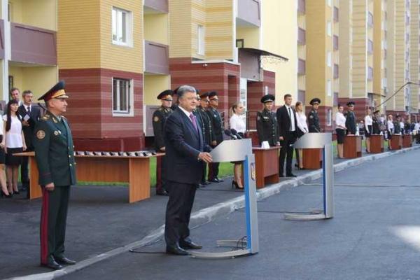 Сотрудники СБУ получили ключи от новых квартир из рук Президента Украины