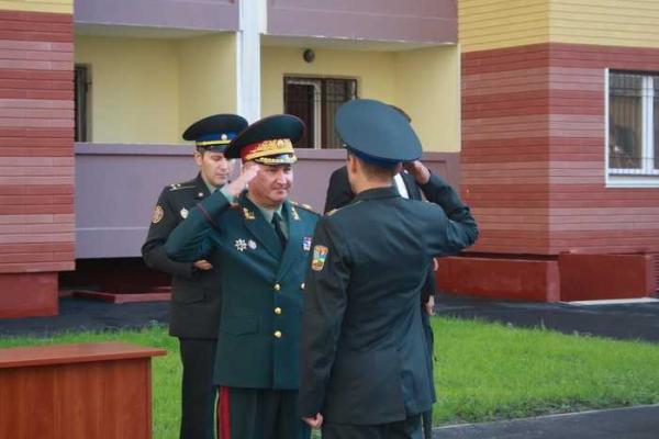 Сотрудники СБУ получили ключи от новых квартир из рук Президента Украины