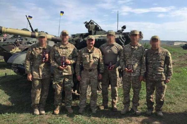 Президент Украины в Чугуеве вручил военнослужащим высокие государственные награды  Президент Украины в Чугуеве вручил военнослужащим высокие государственные награды