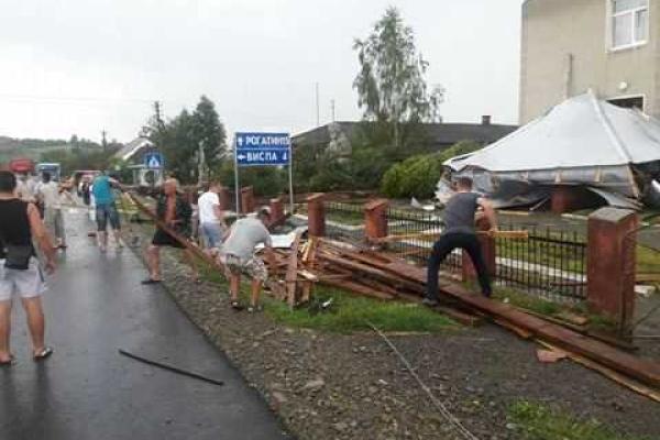 На Прикарпатье ураганный ветер снес крыши с домов, повалил деревья и заборы На Прикарпатье ураганный ветер снес крыши с домов, повалил деревья и заборы