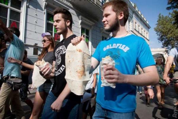 Одесситы вышли на "Шаурмарш" против коррупции и в защиту фастфуда Одесситы вышли на "Шаурмарш" против коррупции и в защиту фастфуда