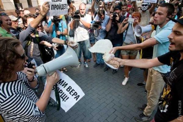 Одесситы вышли на "Шаурмарш" против коррупции и в защиту фастфуда Одесситы вышли на "Шаурмарш" против коррупции и в защиту фастфуда