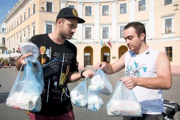 Одесситы вышли на "Шаурмарш" против коррупции и в защиту фастфуда Одесситы вышли на "Шаурмарш" против коррупции и в защиту фастфуда