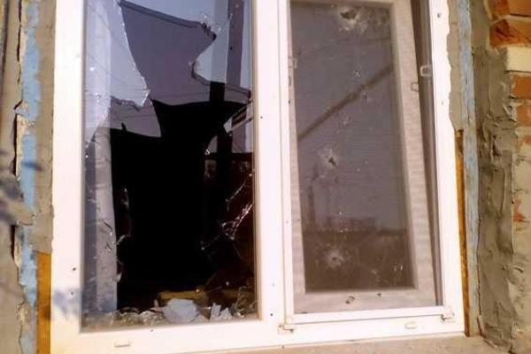Боевики открыли огонь по Торецку: повреждены жилые дома Боевики открыли огонь по Торецку: повреждены жилые дома