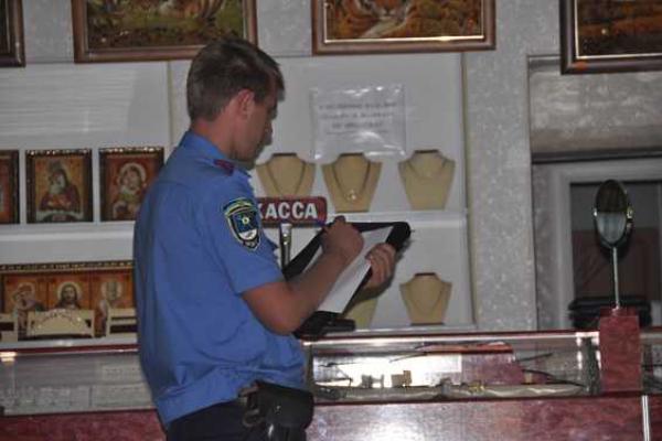 В Николаеве неизвестные рано утром обчистили ювелирный магазин