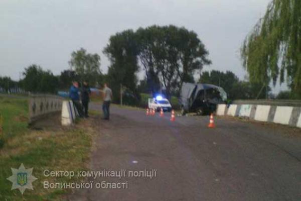 На Волыни автомобиль "Citroen Jumper" на скорости влетел в отбойник: пострадали 8 человек