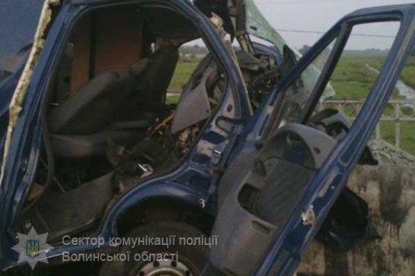 На Волыни автомобиль "Citroen Jumper" на скорости влетел в отбойник: пострадали 8 человек