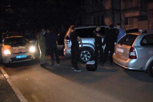 В Киеве задержан мужчина, ранивший двух человек при ночных "разборках" возле столичного кафе В Киеве задержан мужчина, ранивший двух человек при ночных "разборках" возле столичного кафе