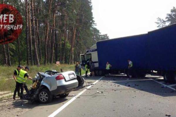 В Киеве водитель "Audi А6", совершая обгон, влетел в фуру: авто разорвало на части, водитель погиб. 18+ В Киеве водитель "Audi А6", совершая обгон, влетел в фуру: авто разорвало на части, водитель погиб. 18+