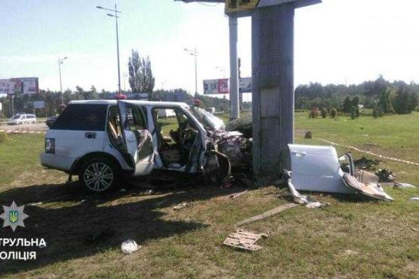 В Киеве пьяный водитель на "Range Rover", убегая от полиции, жестко влетел в столб В Киеве пьяный водитель на "Range Rover", убегая от полиции, жестко влетел в столб