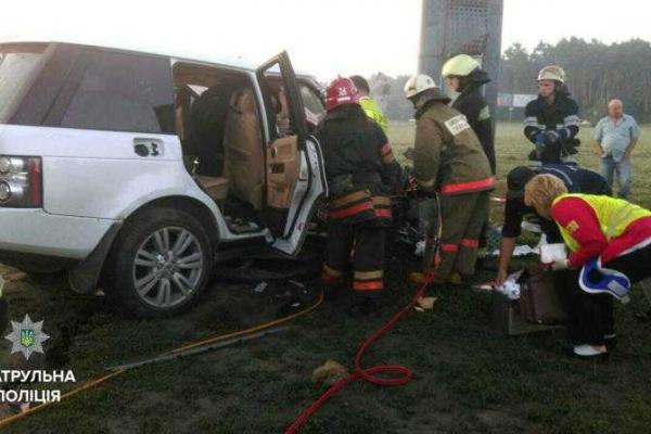 В Киеве пьяный водитель на "Range Rover", убегая от полиции, жестко влетел в столб В Киеве пьяный водитель на "Range Rover", убегая от полиции, жестко влетел в столб