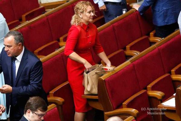 Журналисты "подсмотрели", в каких нарядах приходят в Верховную Раду женщины-нардепы Журналисты "подсмотрели", в каких нарядах приходят в Верховную Раду женщины-нардепы