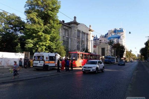 В одесском трамвае "разборка" закончилась стрельбой: ранена женщина-пассажирка