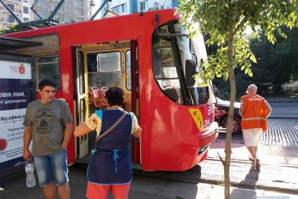 В одесском трамвае "разборка" закончилась стрельбой: ранена женщина-пассажирка