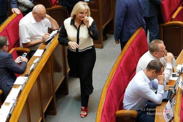 Журналисты "подсмотрели", в каких нарядах приходят в Верховную Раду женщины-нардепы Журналисты "подсмотрели", в каких нарядах приходят в Верховную Раду женщины-нардепы