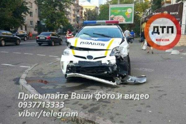 В сеть попала запись последствий резонансного ДТП в Киеве с участием патрульного авто "Toyota Prius" 