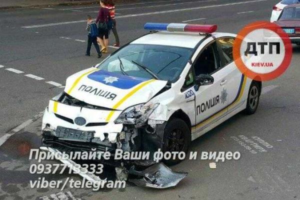 В сеть попала запись последствий резонансного ДТП в Киеве с участием патрульного авто "Toyota Prius" 