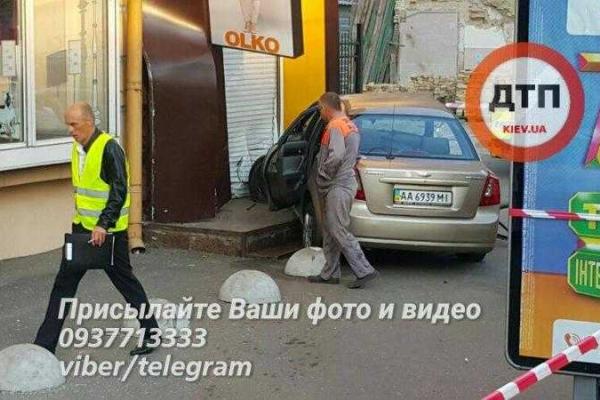 В сеть попала запись последствий резонансного ДТП в Киеве с участием патрульного авто "Toyota Prius" 