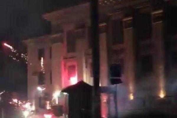 В Киеве ночью активисты атаковали российское посольство В Киеве ночью активисты атаковали российское посольство