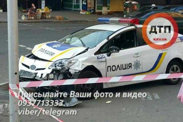 В сеть попала запись последствий резонансного ДТП в Киеве с участием патрульного авто "Toyota Prius" 