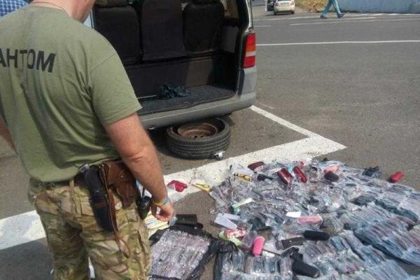 На КПВВ силовики продолжают ловить граждан, пытающихся ввезти товар на оккупированные территории