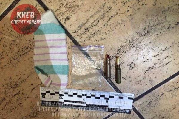 В Киеве пьяная сотрудница патрульной полиции решила пострелять в ресторане по пивным банкам В Киеве пьяная сотрудница патрульной полиции решила пострелять в ресторане по пивным банкам