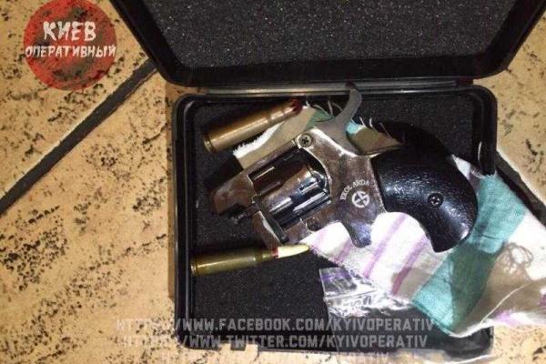 В Киеве пьяная сотрудница патрульной полиции решила пострелять в ресторане по пивным банкам В Киеве пьяная сотрудница патрульной полиции решила пострелять в ресторане по пивным банкам