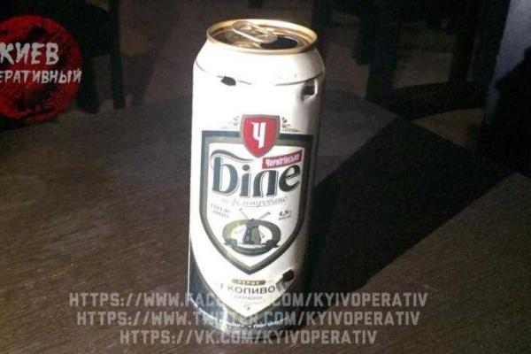 В Киеве пьяная сотрудница патрульной полиции решила пострелять в ресторане по пивным банкам В Киеве пьяная сотрудница патрульной полиции решила пострелять в ресторане по пивным банкам