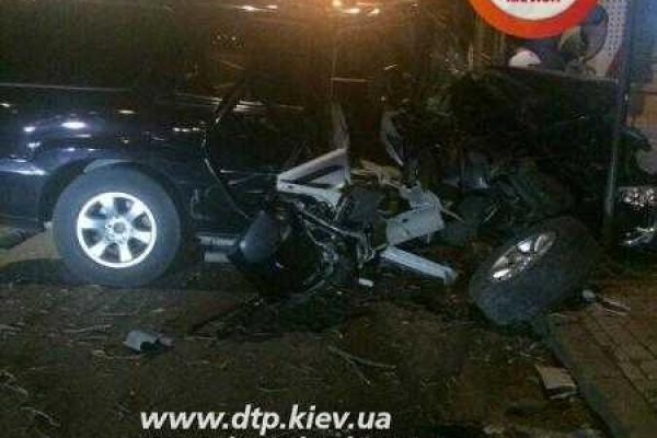 ДТП в Киеве: от внедорожника "Cadillac Escalade" осталась груда металла, водитель чудом не пострадал ДТП в Киеве: от внедорожника "Cadillac Escalade" осталась груда металла, водитель чудом не пострадал