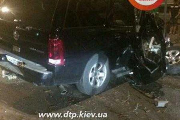 ДТП в Киеве: от внедорожника "Cadillac Escalade" осталась груда металла, водитель чудом не пострадал ДТП в Киеве: от внедорожника "Cadillac Escalade" осталась груда металла, водитель чудом не пострадал