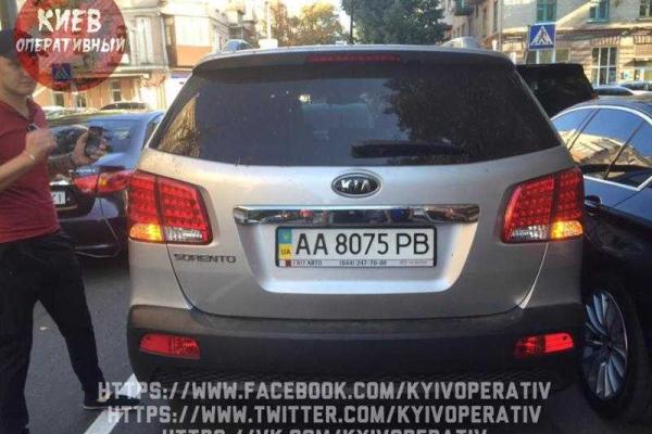 В Киеве пьяная врач-нейрохирург за рулем "KIA sorento" устроила массовое ДТП В Киеве пьяная врач-нейрохирург за рулем "KIA sorento" устроила массовое ДТП