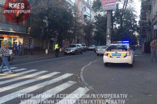 В Киеве пьяная врач-нейрохирург за рулем "KIA sorento" устроила массовое ДТП В Киеве пьяная врач-нейрохирург за рулем "KIA sorento" устроила массовое ДТП