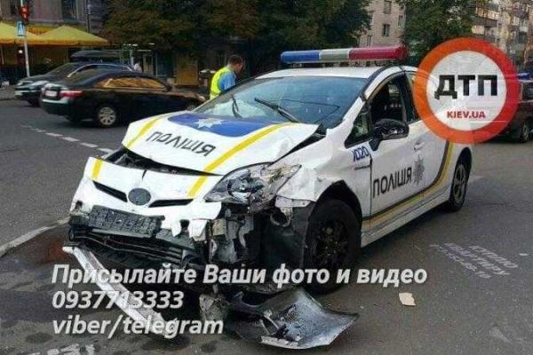 В Киеве умер пассажир такси, пострадавший при столкновении "Chevrolet" с полицейским "Toyota Prius"