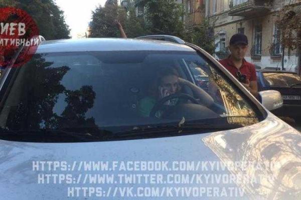 В Киеве пьяная врач-нейрохирург за рулем "KIA sorento" устроила массовое ДТП В Киеве пьяная врач-нейрохирург за рулем "KIA sorento" устроила массовое ДТП