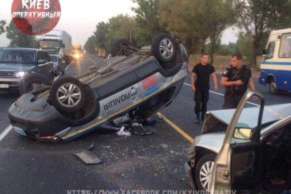 На Киевщине автомобиль "Opel" столкнулся с машиной полиции охраны