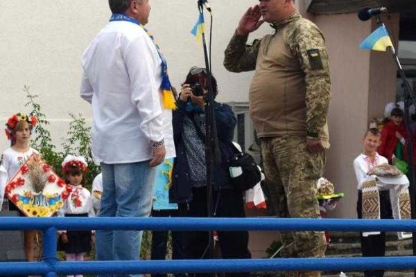 В Станице Луганской торжественно открыли патриотическую стелу