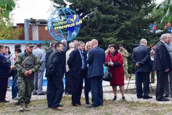 В Станице Луганской торжественно открыли патриотическую стелу