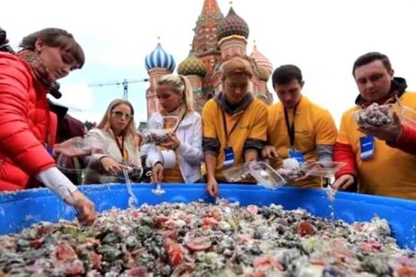 В сети жестко высмеяли раздачу бесплатных угощений в Москве: людей кормили прямо из ковша бульдозера В сети жестко высмеяли раздачу бесплатных угощений в Москве: людей кормили прямо из ковша бульдозера