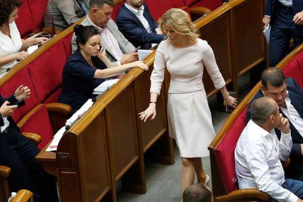 Журналисты "подсмотрели", в каких нарядах приходят в Верховную Раду женщины-нардепы Журналисты "подсмотрели", в каких нарядах приходят в Верховную Раду женщины-нардепы