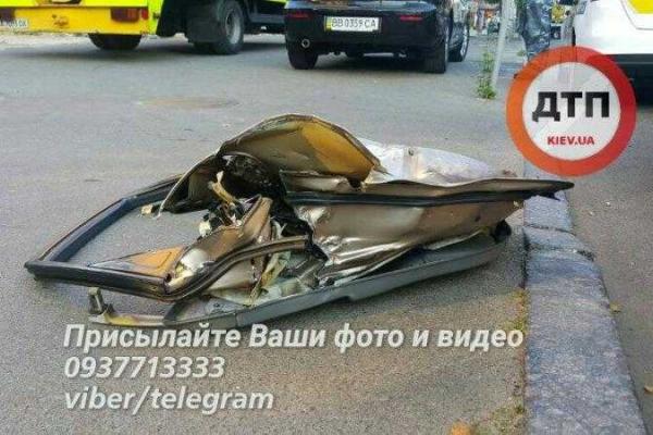 В сеть попала запись последствий резонансного ДТП в Киеве с участием патрульного авто "Toyota Prius" 