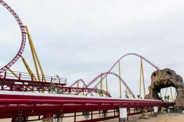 В Дубае открылся самый крупный в мире парк развлечений В Дубае открылся самый крупный в мире парк развлечений