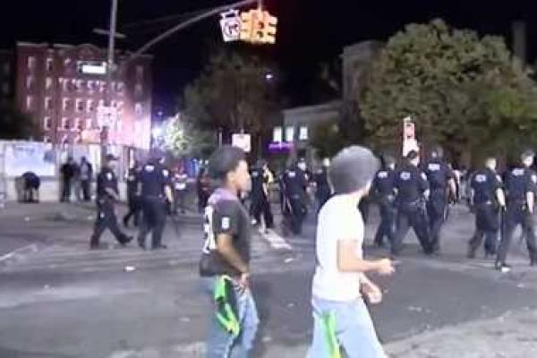 Кровавый карнавал: в Нью-Йорке неизвестный расстрелял участников уличного фестиваля Кровавый карнавал: в Нью-Йорке неизвестный расстрелял участников уличного фестиваля