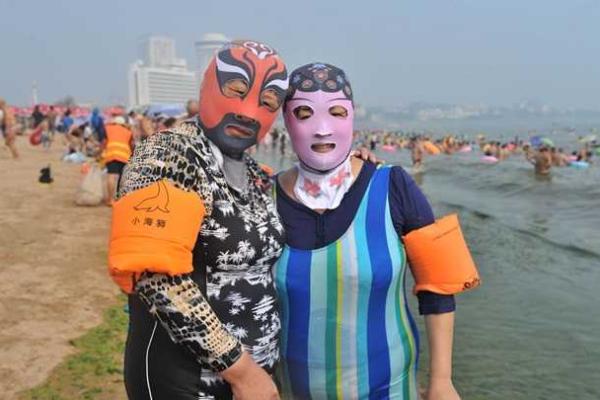 На пляжах Китая стали популярными "купальные балаклавы" На пляжах Китая стали популярными "купальные балаклавы"
