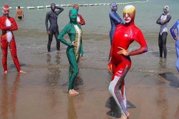 На пляжах Китая стали популярными "купальные балаклавы" На пляжах Китая стали популярными "купальные балаклавы"