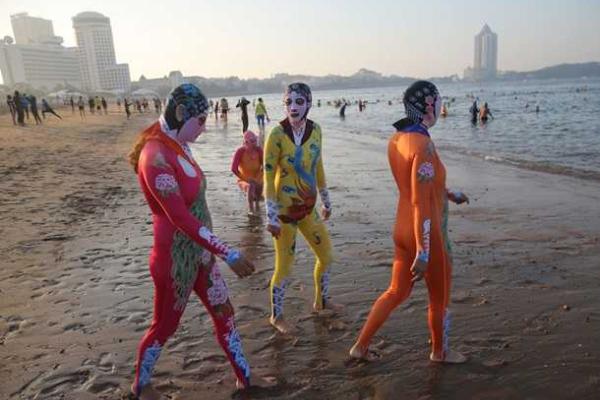 На пляжах Китая стали популярными "купальные балаклавы" На пляжах Китая стали популярными "купальные балаклавы"