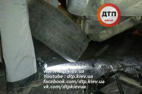 В Киеве пьяный лихач влетел в автомобиль Надежды Савченко В Киеве пьяный лихач влетел в автомобиль Надежды Савченко