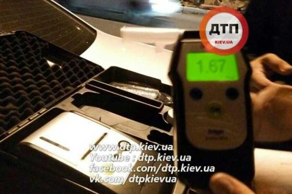 В Киеве пьяный лихач влетел в автомобиль Надежды Савченко В Киеве пьяный лихач влетел в автомобиль Надежды Савченко